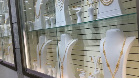 المجوهرات والاكسسوارات فى سوق الحب في الدمام بالمنطقة الشرقية، المملكة العربية السعودية، التراث الثقافي والتجارة التقليدية ،  المحلات والبضائع المحلية التجارية ،اكشاك الطعام المختلفة