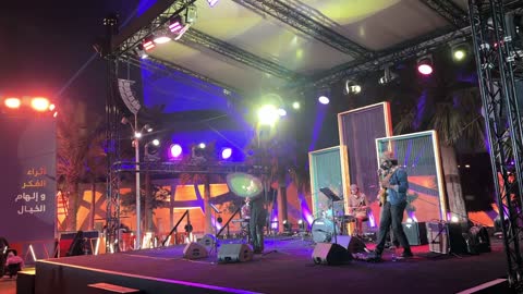 أجواء عائلية وترفيهية ، عرض غنائي فى مهرجان للطعام فى حدائق إثراء الخارجية بالظهران، الشرقية ، المملكة العربية السعودية، يوم 28 من ديسمبر 2025 ، جلسات خارجية ممتعه، تجربة طعام عالمية، معالم ترفيهية وتعليمية، مطاعم دولية ومحلية