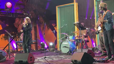 أجواء عائلية وترفيهية ، عرض غنائي فى مهرجان للطعام فى حدائق إثراء الخارجية بالظهران، الشرقية ، المملكة العربية السعودية، يوم 28 من ديسمبر 2025 ، جلسات خارجية ممتعه، تجربة طعام عالمية، معالم ترفيهية وتعليمية، مطاعم دولية ومحلية