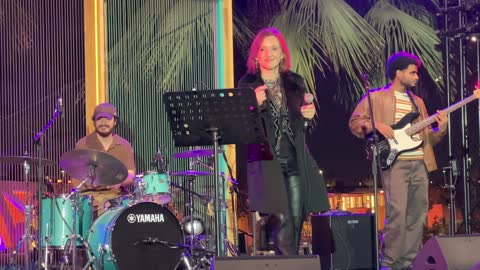 أجواء عائلية وترفيهية ، عرض غنائي فى مهرجان للطعام فى حدائق إثراء الخارجية بالظهران، الشرقية ، المملكة العربية السعودية، يوم 28 من ديسمبر 2025 ، جلسات خارجية ممتعه، تجربة طعام عالمية، معالم ترفيهية وتعليمية، مطاعم دولية ومحلية