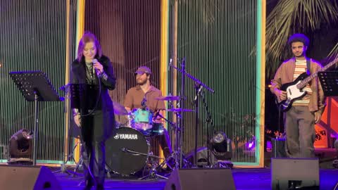 أجواء عائلية وترفيهية ، عرض غنائي فى مهرجان للطعام فى حدائق إثراء الخارجية بالظهران، الشرقية ، المملكة العربية السعودية، يوم 28 من ديسمبر 2025 ، جلسات خارجية ممتعه، تجربة طعام عالمية، معالم ترفيهية وتعليمية، مطاعم دولية ومحلية