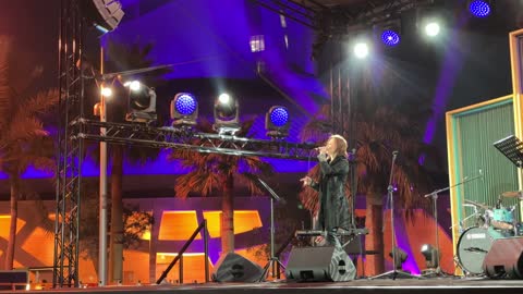 أجواء عائلية وترفيهية ، عرض غنائي فى مهرجان للطعام فى حدائق إثراء الخارجية بالظهران، الشرقية ، المملكة العربية السعودية، يوم 28 من ديسمبر 2025 ، جلسات خارجية ممتعه، تجربة طعام عالمية، معالم ترفيهية وتعليمية، مطاعم دولية ومحلية