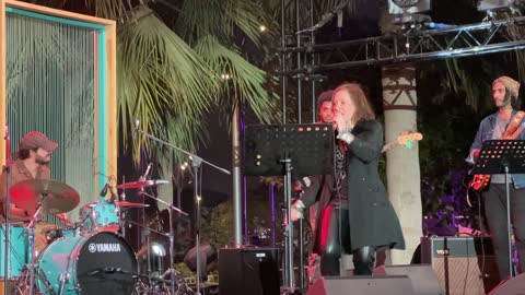 أجواء عائلية وترفيهية ، عرض غنائي فى مهرجان للطعام فى حدائق إثراء الخارجية بالظهران، الشرقية ، المملكة العربية السعودية، يوم 28 من ديسمبر 2025 ، جلسات خارجية ممتعه، تجربة طعام عالمية، معالم ترفيهية وتعليمية، مطاعم دولية ومحلية