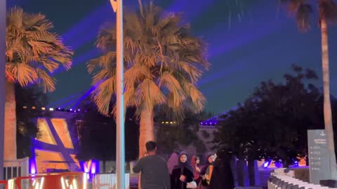 أجواء عائلية وترفيهية ، عرض غنائي فى مهرجان للطعام فى حدائق إثراء الخارجية بالظهران، الشرقية ، المملكة العربية السعودية، يوم 28 من ديسمبر 2025 ، جلسات خارجية ممتعه، تجربة طعام عالمية، معالم ترفيهية وتعليمية، مطاعم دولية ومحلية