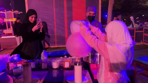 حلوى غزل البنات  فى مهرجان للطعام فى حدائق إثراء الخارجية بالظهران، الشرقية ، المملكة العربية السعودية، يوم 28 من ديسمبر 2025 ، جلسات خارجية ممتعه، تجربة طعام عالمية، أجواء عائلية وترفيهية ، مطاعم دولية ومحلية