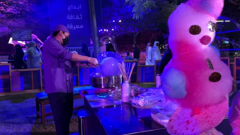 حلوى غزل البنات  فى مهرجان للطعام فى حدائق إثراء الخارجية بالظهران، الشرقية ، المملكة العربية السعودية، يوم 28 من ديسمبر 2025 ، جلسات خارجية ممتعه، تجربة طعام عالمية، أجواء عائلية وترفيهية ، مطاعم دولية ومحلية