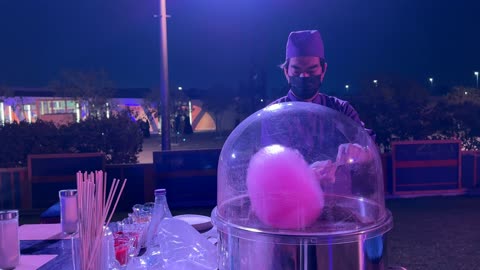 حلوى غزل البنات  فى مهرجان للطعام فى حدائق إثراء الخارجية بالظهران، الشرقية ، المملكة العربية السعودية، يوم 28 من ديسمبر 2025 ، جلسات خارجية ممتعه، تجربة طعام عالمية، أجواء عائلية وترفيهية ، مطاعم دولية ومحلية