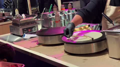 مطاعم دولية ومحلية  فى مهرجان للطعام فى حدائق إثراء الخارجية بالظهران، الشرقية ، المملكة العربية السعودية، يوم 28 من ديسمبر 2025 ، جلسات خارجية ممتعه، تجربة طعام عالمية، أجواء عائلية وترفيهية