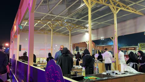 مطاعم دولية ومحلية  فى مهرجان للطعام فى حدائق إثراء الخارجية بالظهران، الشرقية ، المملكة العربية السعودية، يوم 28 من ديسمبر 2025 ، جلسات خارجية ممتعه، تجربة طعام عالمية، أجواء عائلية وترفيهية