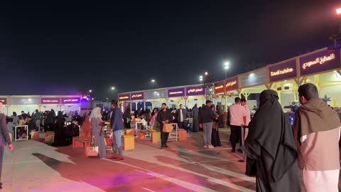 مطاعم دولية ومحلية  فى مهرجان للطعام فى حدائق إثراء الخارجية بالظهران، الشرقية ، المملكة العربية السعودية، يوم 28 من ديسمبر 2025 ، جلسات خارجية ممتعه، تجربة طعام عالمية، أجواء عائلية وترفيهية