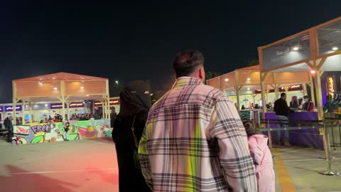 مطاعم دولية ومحلية  فى مهرجان للطعام فى حدائق إثراء الخارجية بالظهران، الشرقية ، المملكة العربية السعودية، يوم 28 من ديسمبر 2025 ، جلسات خارجية ممتعه، تجربة طعام عالمية، أجواء عائلية وترفيهية