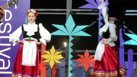 عرض رقص شعبي مكسيكي  فى مهرجان للطعام فى حدائق إثراء الخارجية بالظهران، الشرقية ، المملكة العربية السعودية، يوم 28 من ديسمبر 2025 ، جلسات خارجية ممتعه، مطاعم دولية ومحلية ،  تجربة طعام عالمية، أجواء عائلية وترفيهية