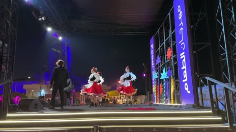 عرض رقص شعبي مكسيكي  فى مهرجان للطعام فى حدائق إثراء الخارجية بالظهران، الشرقية ، المملكة العربية السعودية، يوم 28 من ديسمبر 2025 ، جلسات خارجية ممتعه، مطاعم دولية ومحلية ،  تجربة طعام عالمية، أجواء عائلية وترفيهية