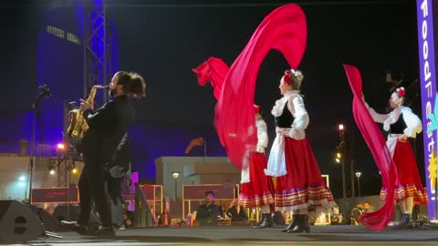 عرض رقص شعبي مكسيكي  فى مهرجان للطعام فى حدائق إثراء الخارجية بالظهران، الشرقية ، المملكة العربية السعودية، يوم 28 من ديسمبر 2025 ، جلسات خارجية ممتعه، مطاعم دولية ومحلية ،  تجربة طعام عالمية، أجواء عائلية وترفيهية