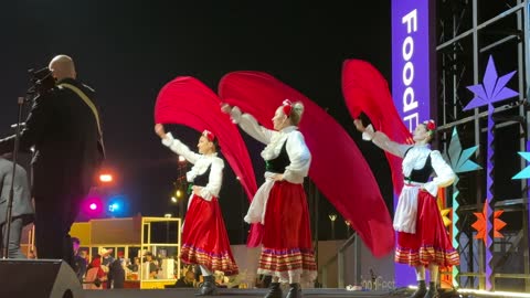 عرض رقص شعبي مكسيكي  فى مهرجان للطعام فى حدائق إثراء الخارجية بالظهران، الشرقية ، المملكة العربية السعودية، يوم 28 من ديسمبر 2025 ، جلسات خارجية ممتعه، مطاعم دولية ومحلية ،  تجربة طعام عالمية، أجواء عائلية وترفيهية