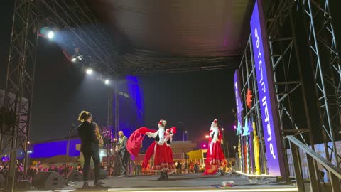 عرض رقص شعبي مكسيكي  فى مهرجان للطعام فى حدائق إثراء الخارجية بالظهران، الشرقية ، المملكة العربية السعودية، يوم 28 من ديسمبر 2025 ، جلسات خارجية ممتعه، مطاعم دولية ومحلية ،  تجربة طعام عالمية، أجواء عائلية وترفيهية