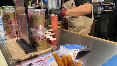 تجربة طعام عالمية  فى مهرجان للطعام فى حدائق إثراء الخارجية بالظهران، الشرقية ، المملكة العربية السعودية، يوم 28 من ديسمبر 2025 ، جلسات خارجية ممتعه، مطاعم دولية ومحلية ، أجواء عائلية وترفيهية