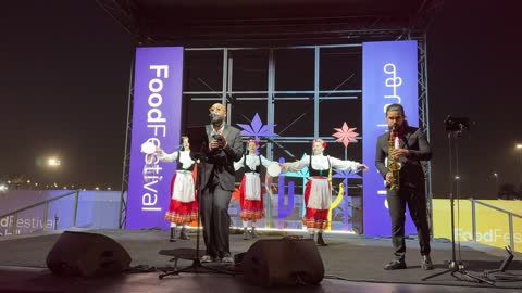 عرض غنائي ورقصة شعبية مكسيكية فى مهرجان للطعام فى حدائق إثراء الخارجية بالظهران، الشرقية ، المملكة العربية السعودية، يوم 28 من ديسمبر 2025 ، جلسات خارجية ممتعه،  تجربة طعام عالمية ، مطاعم دولية ومحلية ، أجواء عائلية وترفيهية