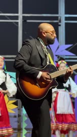 رقص مكسيكي وغناء شعبي فى مهرجان للطعام فى حدائق إثراء الخارجية بالظهران، الشرقية ، المملكة العربية السعودية، يوم 28 من ديسمبر 2025 ، جلسات خارجية ممتعه،  تجربة طعام عالمية ، مطاعم دولية ومحلية ، أجواء عائلية وترفيهية