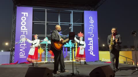 رقص مكسيكي وغناء شعبي فى مهرجان للطعام فى حدائق إثراء الخارجية بالظهران، الشرقية ، المملكة العربية السعودية، يوم 28 من ديسمبر 2025 ، جلسات خارجية ممتعه،  تجربة طعام عالمية ، مطاعم دولية ومحلية ، أجواء عائلية وترفيهية