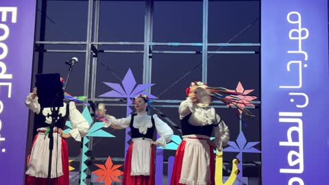 عرض فلكلوري مكسيكي فى مهرجان للطعام فى حدائق إثراء الخارجية بالظهران، الشرقية ، المملكة العربية السعودية، يوم 28 من ديسمبر 2025 ، جلسات خارجية ممتعه،  تجربة طعام عالمية ، مطاعم دولية ومحلية ، أجواء عائلية وترفيهية