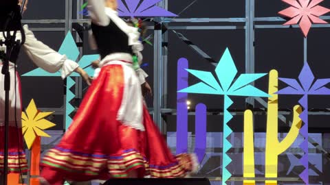 عرض فلكلوري مكسيكي فى مهرجان للطعام فى حدائق إثراء الخارجية بالظهران، الشرقية ، المملكة العربية السعودية، يوم 28 من ديسمبر 2025 ، جلسات خارجية ممتعه،  تجربة طعام عالمية ، مطاعم دولية ومحلية ، أجواء عائلية وترفيهية