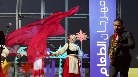 عرض فلكلوري مكسيكي فى مهرجان للطعام فى حدائق إثراء الخارجية بالظهران، الشرقية ، المملكة العربية السعودية، يوم 28 من ديسمبر 2025 ، جلسات خارجية ممتعه،  تجربة طعام عالمية ، مطاعم دولية ومحلية ، أجواء عائلية وترفيهية