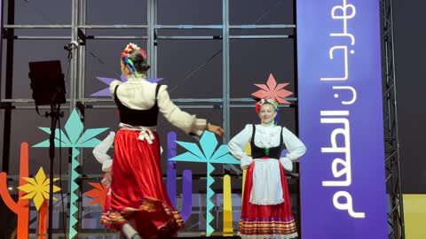 عرض غنائي ورقصة شعبية مكسيكية فى مهرجان للطعام فى حدائق إثراء الخارجية بالظهران، الشرقية ، المملكة العربية السعودية، يوم 28 من ديسمبر 2025 ، جلسات خارجية ممتعه،  تجربة طعام عالمية ، مطاعم دولية ومحلية ، أجواء عائلية وترفيهية