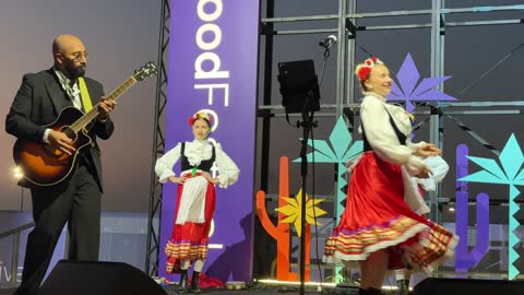 عرض غنائي ورقصة شعبية مكسيكية فى مهرجان للطعام فى حدائق إثراء الخارجية بالظهران، الشرقية ، المملكة العربية السعودية، يوم 28 من ديسمبر 2025 ، جلسات خارجية ممتعه،  تجربة طعام عالمية ، مطاعم دولية ومحلية ، أجواء عائلية وترفيهية