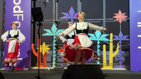 عرض غنائي ورقصة شعبية مكسيكية فى مهرجان للطعام فى حدائق إثراء الخارجية بالظهران، الشرقية ، المملكة العربية السعودية، يوم 28 من ديسمبر 2025 ، جلسات خارجية ممتعه،  تجربة طعام عالمية ، مطاعم دولية ومحلية ، أجواء عائلية وترفيهية