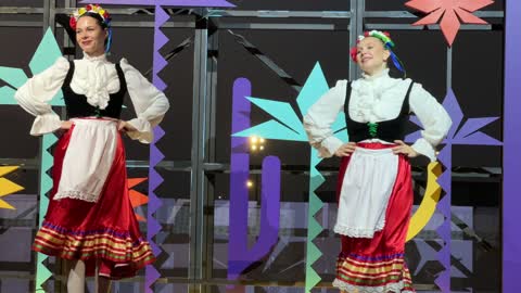 عرض غنائي ورقصة شعبية مكسيكية فى مهرجان للطعام فى حدائق إثراء الخارجية بالظهران، الشرقية ، المملكة العربية السعودية، يوم 28 من ديسمبر 2025 ، جلسات خارجية ممتعه،  تجربة طعام عالمية ، مطاعم دولية ومحلية ، أجواء عائلية وترفيهية