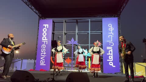 عرض غنائي ورقصة شعبية مكسيكية فى مهرجان للطعام فى حدائق إثراء الخارجية بالظهران، الشرقية ، المملكة العربية السعودية، يوم 28 من ديسمبر 2025 ، جلسات خارجية ممتعه،  تجربة طعام عالمية ، مطاعم دولية ومحلية ، أجواء عائلية وترفيهية