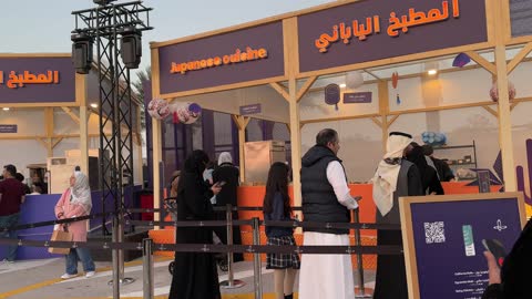 مطاعم دولية ومحلية فى مهرجان للطعام فى حدائق إثراء الخارجية بالظهران، الشرقية ، المملكة العربية السعودية، يوم 28 من ديسمبر 2025  ، جلسات خارجية ممتعه،  تجربة طعام عالمية ، أجواء عائلية وترفيهية