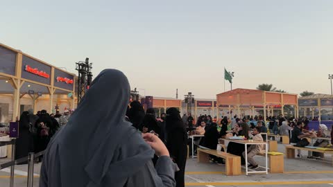 مطاعم دولية ومحلية فى مهرجان للطعام فى حدائق إثراء الخارجية بالظهران، الشرقية ، المملكة العربية السعودية، يوم 28 من ديسمبر 2025  ، جلسات خارجية ممتعه،  تجربة طعام عالمية ، أجواء عائلية وترفيهية