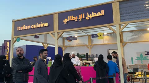 مطاعم دولية ومحلية فى مهرجان للطعام فى حدائق إثراء الخارجية بالظهران، الشرقية ، المملكة العربية السعودية، يوم 28 من ديسمبر 2025  ، جلسات خارجية ممتعه،  تجربة طعام عالمية ، أجواء عائلية وترفيهية