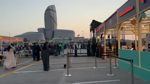 مطاعم دولية ومحلية فى مهرجان للطعام فى حدائق إثراء الخارجية بالظهران، الشرقية ، المملكة العربية السعودية، يوم 28 من ديسمبر 2025  ، جلسات خارجية ممتعه،  تجربة طعام عالمية ، أجواء عائلية وترفيهية