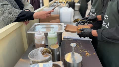 تجربة طعام عالمية فى مهرجان للطعام فى حدائق إثراء الخارجية بالظهران، الشرقية ، المملكة العربية السعودية، يوم 28 من ديسمبر 2025  ، جلسات خارجية ممتعه ،  مطاعم دولية ومحلية ،  أجواء عائلية وترفيهية