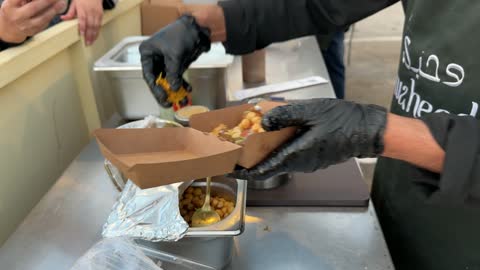 تجربة طعام عالمية فى مهرجان للطعام فى حدائق إثراء الخارجية بالظهران، الشرقية ، المملكة العربية السعودية، يوم 28 من ديسمبر 2025  ، جلسات خارجية ممتعه ،  مطاعم دولية ومحلية ،  أجواء عائلية وترفيهية