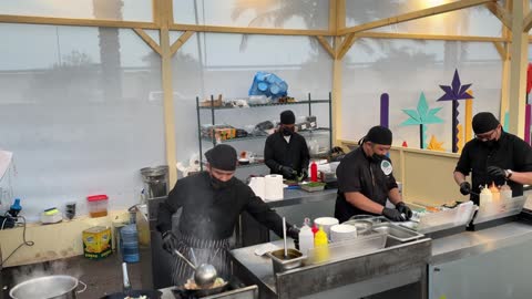 تجربة طعام عالمية فى مهرجان للطعام فى حدائق إثراء الخارجية بالظهران، الشرقية ، المملكة العربية السعودية، يوم 28 من ديسمبر 2025  ، جلسات خارجية ممتعه ،  مطاعم دولية ومحلية ،  أجواء عائلية وترفيهية