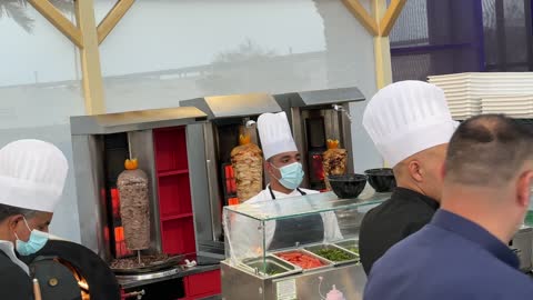 تجربة طعام عالمية فى مهرجان للطعام فى حدائق إثراء الخارجية بالظهران، الشرقية ، المملكة العربية السعودية، يوم 28 من ديسمبر 2025  ، جلسات خارجية ممتعه ،  مطاعم دولية ومحلية ،  أجواء عائلية وترفيهية