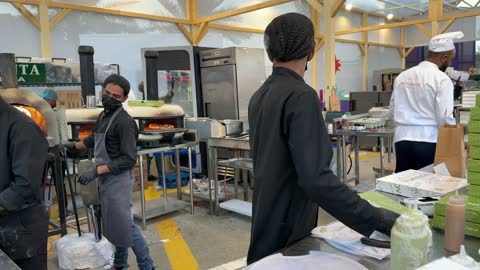 تجربة طعام عالمية فى مهرجان للطعام فى حدائق إثراء الخارجية بالظهران، الشرقية ، المملكة العربية السعودية، يوم 28 من ديسمبر 2025  ، جلسات خارجية ممتعه ،  مطاعم دولية ومحلية ،  أجواء عائلية وترفيهية