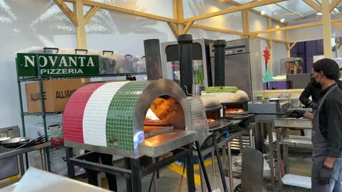 تجربة طعام عالمية فى مهرجان للطعام فى حدائق إثراء الخارجية بالظهران، الشرقية ، المملكة العربية السعودية، يوم 28 من ديسمبر 2025  ، جلسات خارجية ممتعه ،  مطاعم دولية ومحلية ،  أجواء عائلية وترفيهية