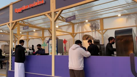 مطاعم دولية ومحلية فى مهرجان للطعام فى حدائق إثراء الخارجية بالظهران، الشرقية ، المملكة العربية السعودية، يوم 28 من ديسمبر 2025  ، جلسات خارجية ممتعه،  تجربة طعام عالمية ، أجواء عائلية وترفيهية