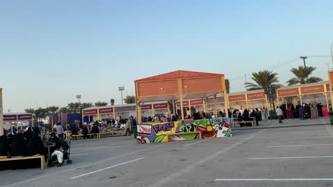 تنوع الاطباق فى المطاعم الدولية والمحلية فى مهرجان للطعام فى حدائق إثراء الخارجية بالظهران، الشرقية ، المملكة العربية السعودية، يوم 28 من ديسمبر 2025 ، جلسات خارجية ممتعه، تجربة طعام عالمية ، أجواء عائلية وترفيهية