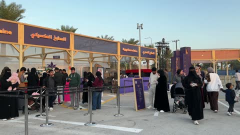 تنوع الاطباق فى المطاعم الدولية والمحلية فى مهرجان للطعام فى حدائق إثراء الخارجية بالظهران، الشرقية ، المملكة العربية السعودية، يوم 28 من ديسمبر 2025 ، جلسات خارجية ممتعه، تجربة طعام عالمية ، أجواء عائلية وترفيهية