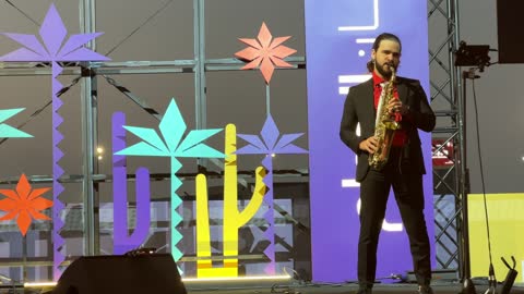 عرض موسيقي والعزف على الساكسفون فى مهرجان للطعام فى حدائق إثراء الخارجية بالظهران، الشرقية ، المملكة العربية السعودية، يوم 28 من ديسمبر 2025  ،  مطاعم دولية ومحلية ،  جلسات خارجية ممتعه ،تجربة طعام عالمية ، أجواء عائلية وترفيهية