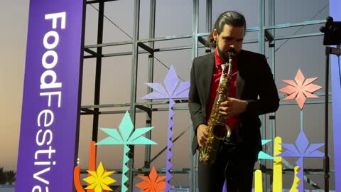 عرض موسيقي والعزف على الساكسفون فى مهرجان للطعام فى حدائق إثراء الخارجية بالظهران، الشرقية ، المملكة العربية السعودية، يوم 28 من ديسمبر 2025  ،  مطاعم دولية ومحلية ،  جلسات خارجية ممتعه ،تجربة طعام عالمية ، أجواء عائلية وترفيهية