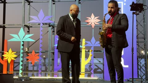 عرض موسيقي والعزف على الساكسفون فى مهرجان للطعام فى حدائق إثراء الخارجية بالظهران، الشرقية ، المملكة العربية السعودية، يوم 28 من ديسمبر 2025  ،  مطاعم دولية ومحلية ،  جلسات خارجية ممتعه ،تجربة طعام عالمية ، أجواء عائلية وترفيهية