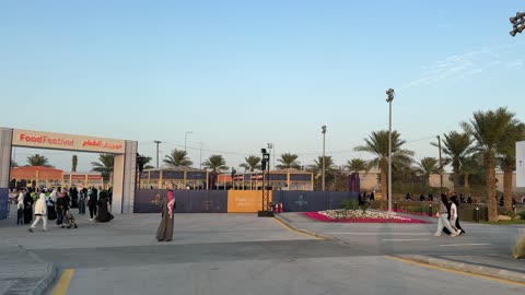مدخل مهرجان للطعام فى حدائق إثراء الخارجية بالظهران، الشرقية ، المملكة العربية السعودية، يوم 28 من ديسمبر 2025  ،  مطاعم دولية ومحلية ،  جلسات خارجية ممتعه ،تجربة طعام عالمية ، أجواء عائلية وترفيهية