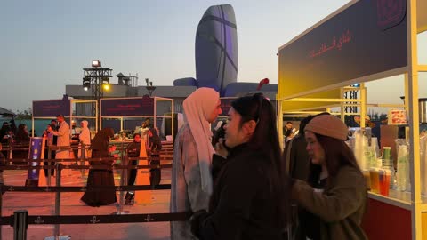 تجمع الزوار فى مهرجان للطعام فى حدائق إثراء الخارجية بالظهران، الشرقية ، المملكة العربية السعودية، يوم 28 من ديسمبر 2025  ،  مطاعم دولية ومحلية ،  جلسات خارجية ممتعه ،تجربة طعام عالمية ، أجواء عائلية وترفيهية